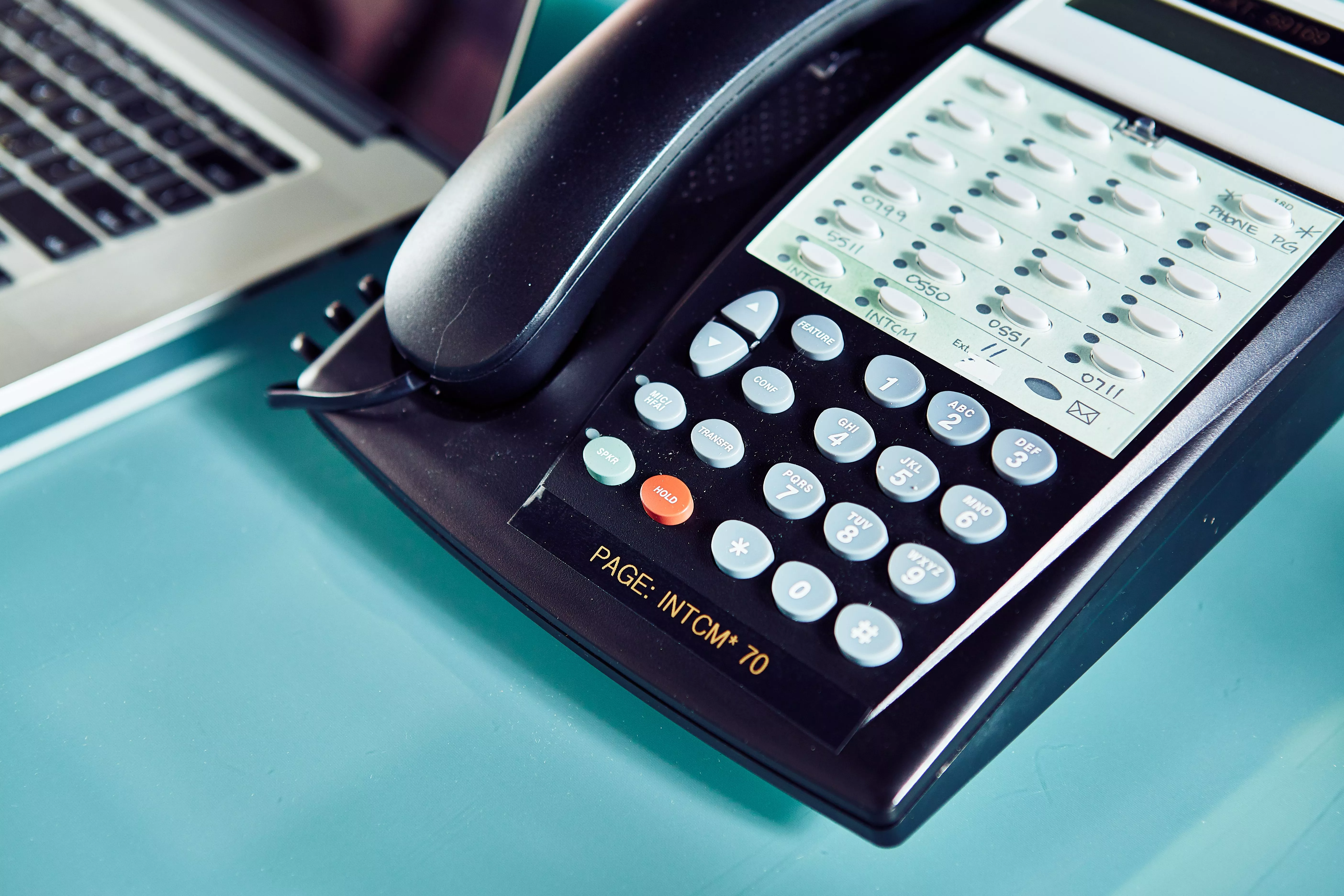 TZe-334_Telephone lifestyle