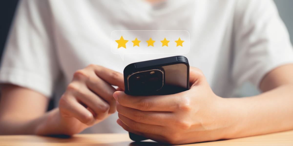 A customer with a smartphone and a 5-star rating depicting a good user experience online