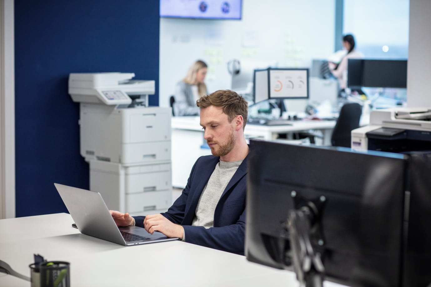 worker working in front of laptop in an office