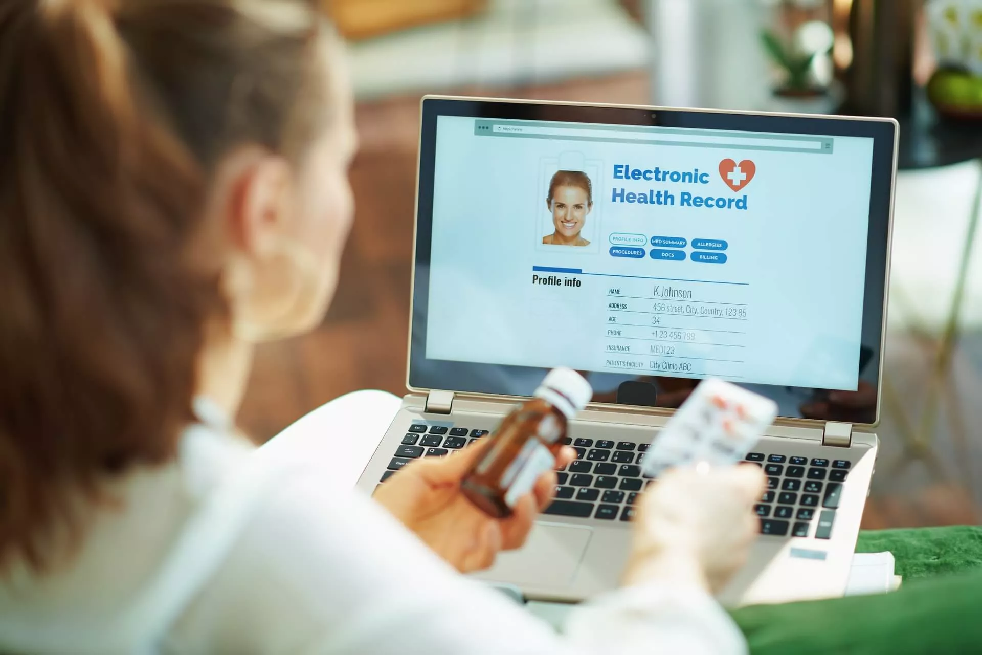 What are the benefits of EHR and EMR in healthcare?