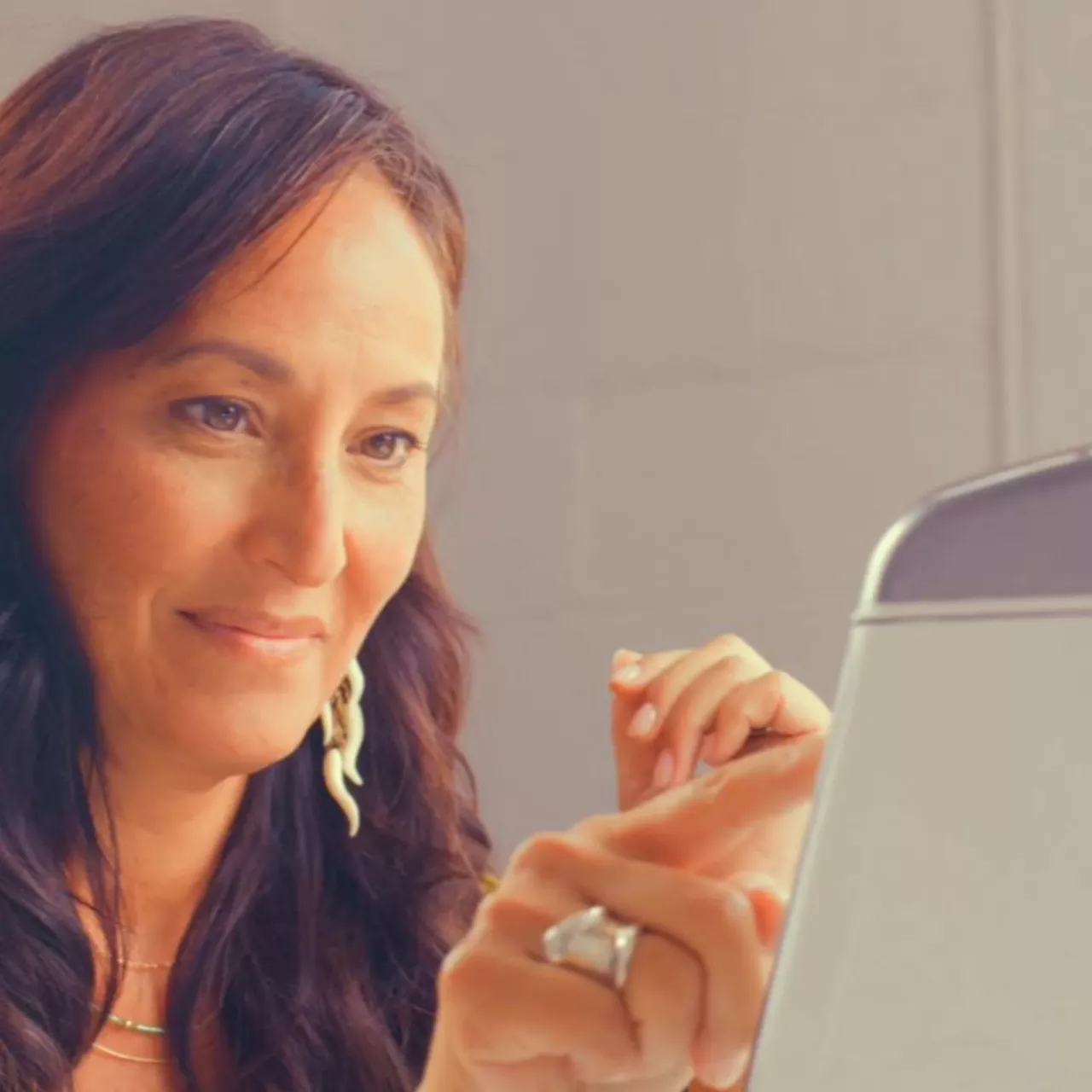 Image of customer interacting with the screen of Brother Innov-is Stellaire machine