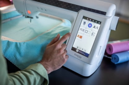 Image of a person interacting with the colour touch screen of the Expedition BX1e